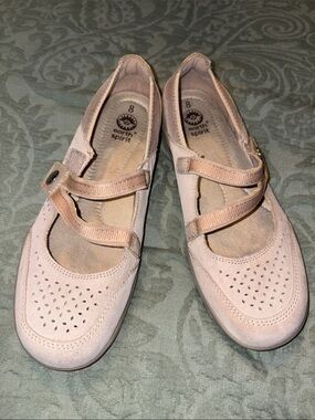 Earth Spirit tan Mary Jane shoes size 8